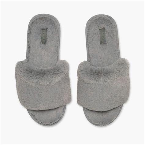 Kim Kardashian's fluffy SKIMS slippers are perfect for your lockdown ...