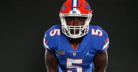 Four Florida Gators football players change jersey numbers for 2022