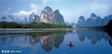 Karstic peaks at Guilin, along the Li river, China. | China travel, Guilin, Rafting