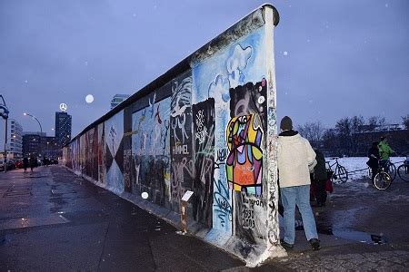 Berlin Wall | History, Timeline & Significance - Video & Lesson ...