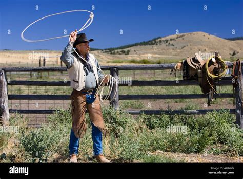 Cowboy throwing lasso wildwest, Oregon, USA Stock Photo - Alamy