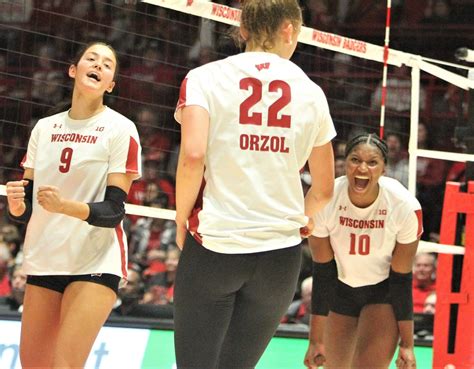 Wisconsin volleyball team shines defensively in win over Michigan St