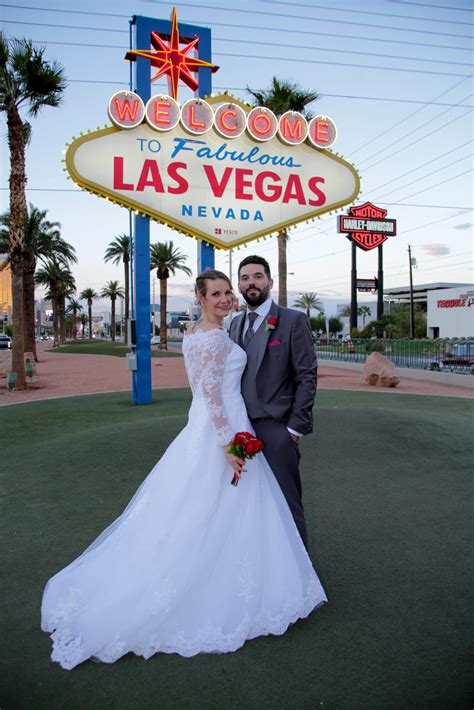 Las Vegas Sign Wedding | Paradise Wedding Chapel