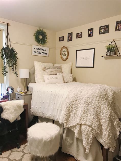 Minimalist aesthetic dorm | White dorm room, Cool dorm rooms, Dream dorm room