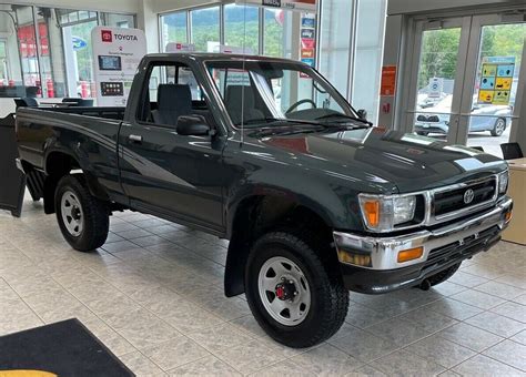 84 Original Miles: 1993 Toyota Pickup DLX 4×4 | Barn Finds