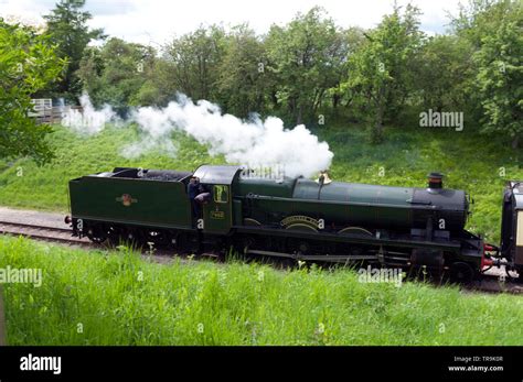 GWR Hall Class No. 7903 "Foremarke Hall" on the Gloucestershire Warwickshire Railway ...