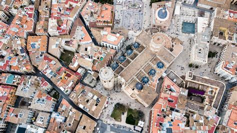 Valencia Old Town Tour with Wine & Tapas in 11th Century Monument - Tourist Journey