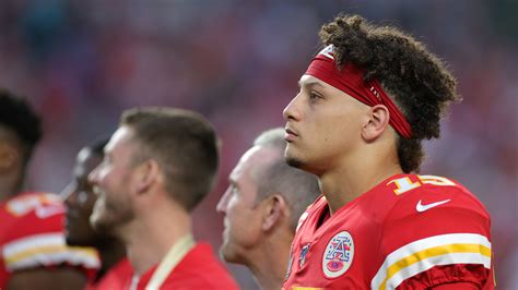 Patrick Mahomes shakes off huge hit, scores opening touchdown