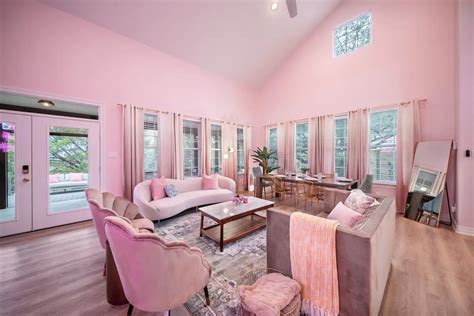 5 Bright Pink Airbnbs in the US