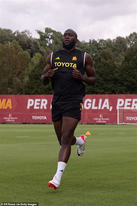 Romelu Lukaku trains with Roma in his new kit for the first time after sealing £5m loan from ...