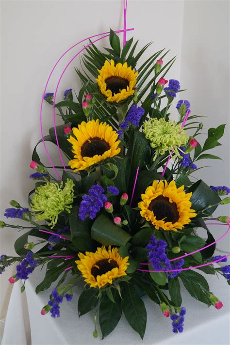 Front-facing sunflower arrangement | Large flower arrangements, Sunflower arrangements, Flower ...