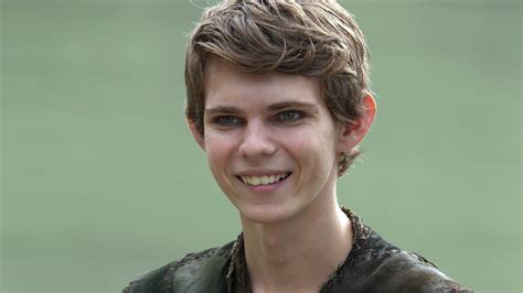 Once Upon a Time: Robbie Kay Teases a Changed Pan for Episode 100 ...