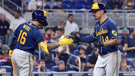 Kolten Wong, Brewers offense back Brandon Woodruff in win over Marlins