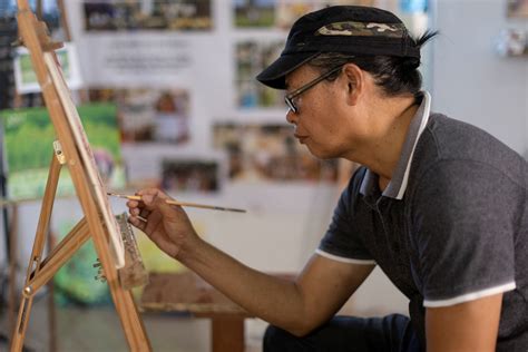 Philippine artist creates paintings using his own blood | Reuters