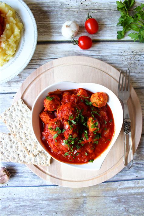 Meatballs with tomato and garlic sauce – Chiftele marinate – Delicious Romania