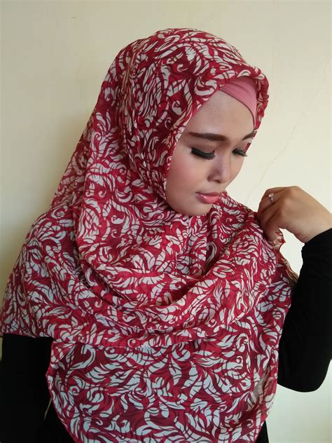 Segiempat Motif Abstrak Bunga Warna Merah Marun Bahan Fine – Anita Scarf