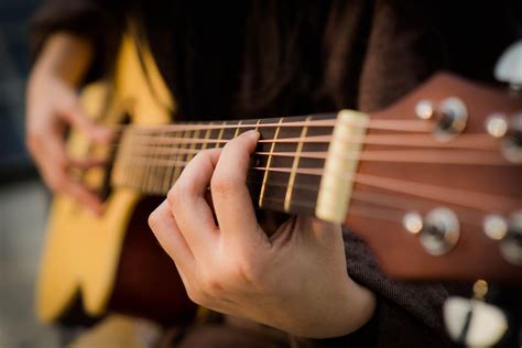 How to Strum a Guitar - Premier Guitar