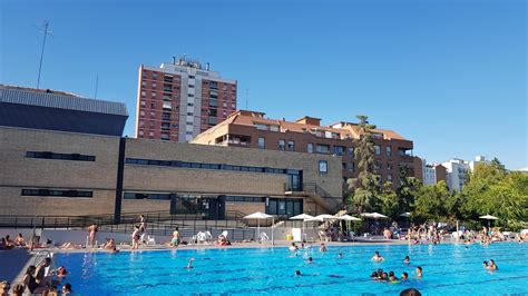 Hanging at la piscina de Instalaciones Deportivas Canal de Isabel II ...