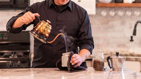 How to Make Coffee in a Moka Pot: A 6 Step Guide | SonRise