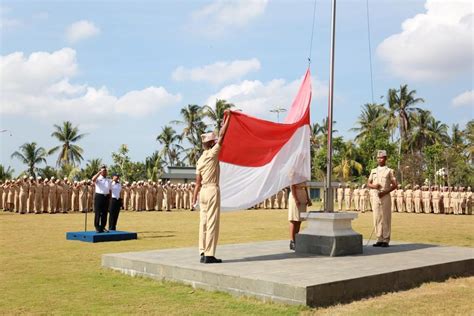 Poltrada Bali melaksanakan Upacara Bendera - Politeknik Transportasi Darat Bali