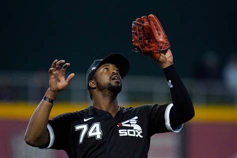 White Sox slugger Eloy Jiménez suffers severe injury trying for home ...