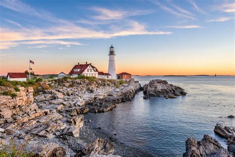 10 Iconic (and Beautiful!) Lighthouses in Maine