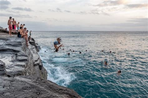 14 Best Places for Cliff Jumping in Hawaii (Island by Island!)