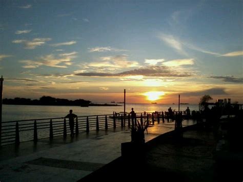 Pantai Losari - Makassar, Sulawesi Selatan | Famous beaches, Beach, Outdoor