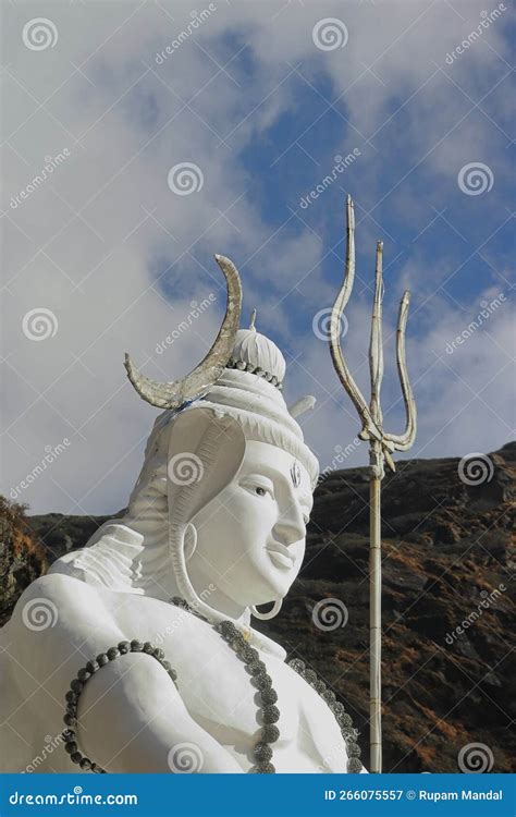 beautiful statue of lord shiva or mahadev or shankara on the himalaya mountains Coloso