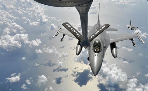 Image: F-16 Fighting Falcon undergoing mid-air refueling [Image: U.S. Air Force via Flickr ...