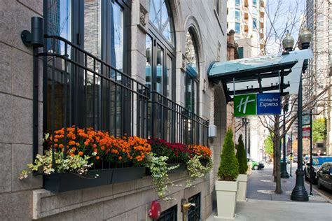 Holiday Inn Express Chicago - Magnificent Mile - 44 Photos - Hotels ...