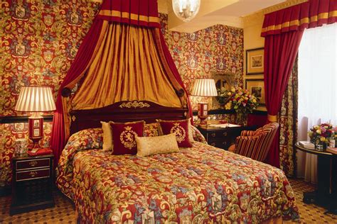 13 Best Luxury Hotels in England that Really Give the Royal Treatment