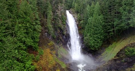 Flying Towards Flowing Waterfalls in Cascade Mountains Forest 1301495 ...