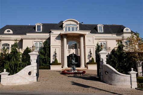 Hillary to visit notorious mob mansion for fundraiser