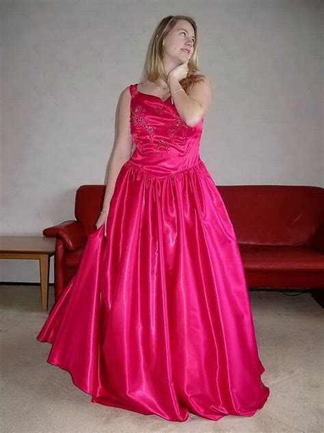 Pink skirt | Her full length skirt is amazing: so huge, colo… | Flickr