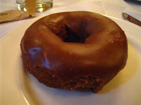File:Donut de xocolata.jpg - Wikimedia Commons