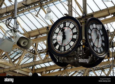 Waterloo Station Clock Stock Photo - Alamy