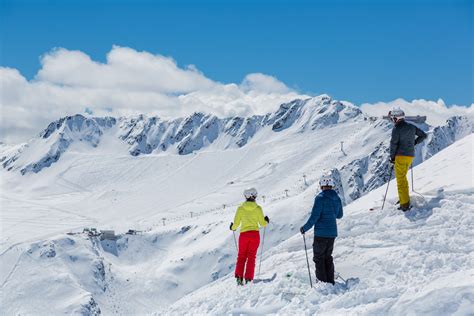 Skiing at the Val Senales Glacier - Hotel Tonzhaus