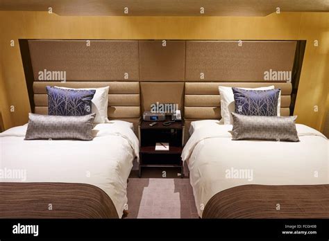 Twin bed hotel room hi-res stock photography and images - Alamy