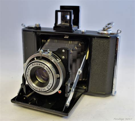 an old fashioned camera sitting on top of a table