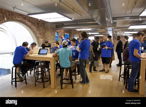 Genius Bar - Apple Store - Covent Garden - London Stock Photo - Alamy