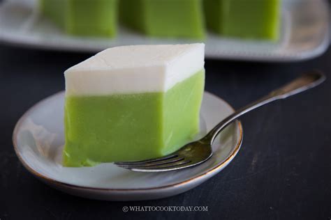 Kuih/Kue Talam Pandan (Steamed Coconut Pandan Cake)