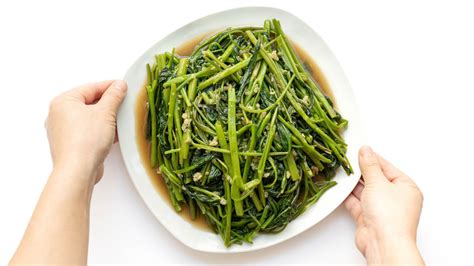 Simple Water Spinach and Garlic Stir Fry (Rau Muong Xao Toi) — Vicky Pham