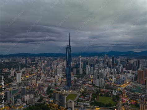 Foto de Kuala Lumpur, Malaysia. January 3, 2023 : Aerial view The world's second tallest ...