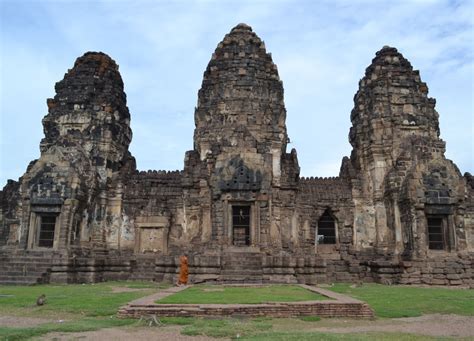 Lopburi Monkey Temple: Travel from Bangkok to Lopburi (Thailand)