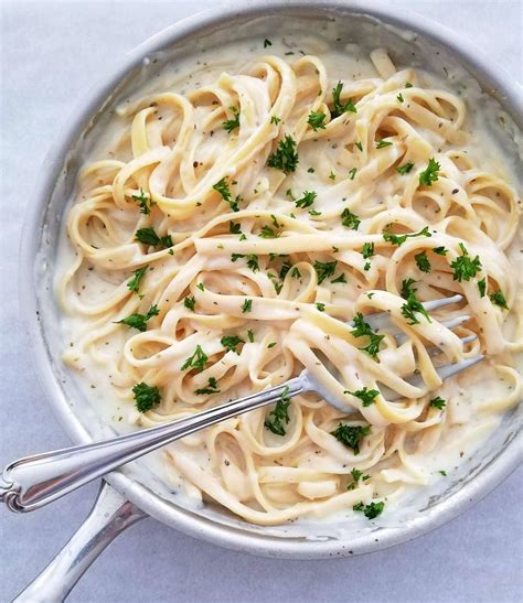 Creamy Fettuccine Alfredo - Eats Delightful