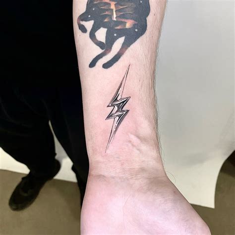 Share 78+ simple lightning tattoo - in.cdgdbentre