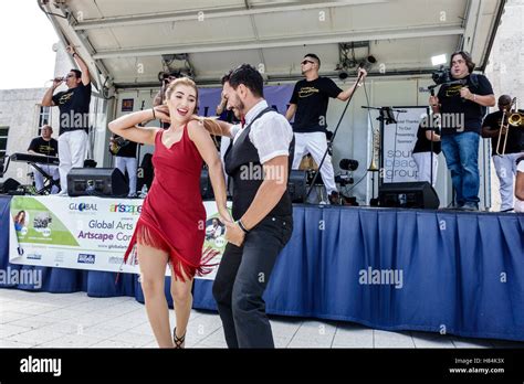 Cuban male dancers hi-res stock photography and images - Alamy