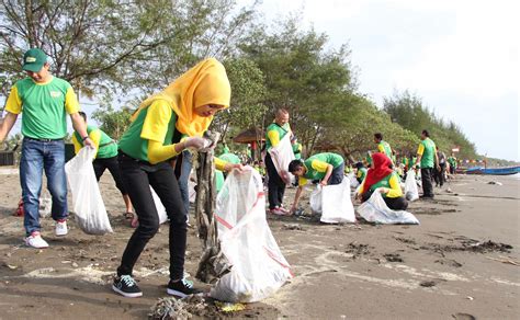 Komunitas Pemerhati Lingkungan Bersihkan Sampah Pantai & Laut - Bisniswisata