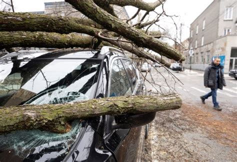 2 dead, power outages after ice storm hits Canada